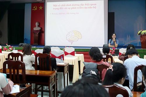 Tổ chức lớp tập huấn về công tác y tế trường học