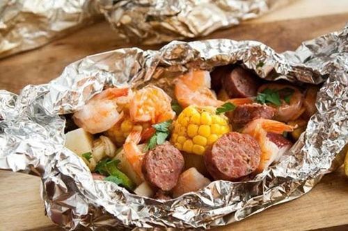 Sai lầm khi dùng giấy bạc chế biến đồ ăn gây hại sức khỏe