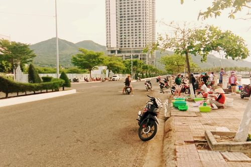 Khu vực cấm vẫn buôn bán