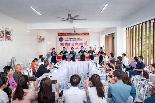 Hỗ trợ nhà văn sáng tác bằng tiếng dân tộc thiểu số