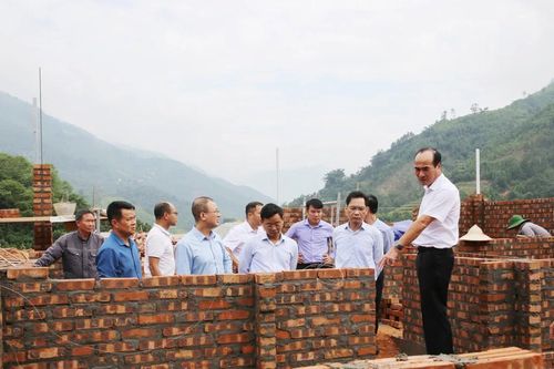 Phó Bí thư Thường trực Tỉnh ủy Vũ Xuân Cường kiểm tra công tác xóa nhà tạm, nhà dột nát tại huyện Bắc Hà