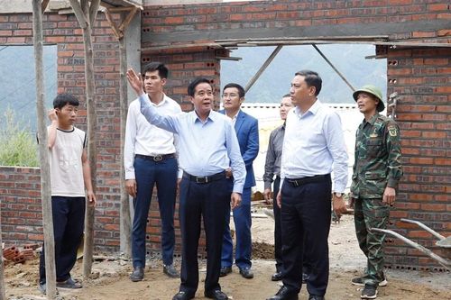 Phó Bí thư Tỉnh ủy Hoàng Giang thăm các điểm sinh hoạt tôn giáo và kiểm tra tiến độ xây nhà cho các hộ dân bị ảnh hưởng bởi thiên tai tại Sa Pa
