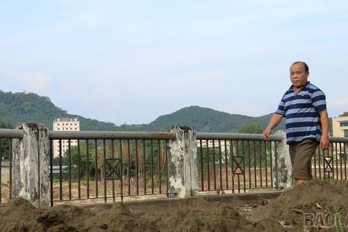 Hơn một tháng sau lũ, công viên Thủy Hoa vẫn ngập bùn đất