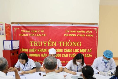 Gần 400 người cao tuổi phường Xuân Tăng được khám sàng lọc sức khỏe