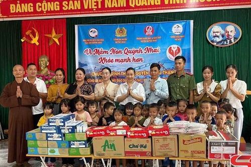 Tặng quà học sinh Trường Mầm non xã Cà Nàng