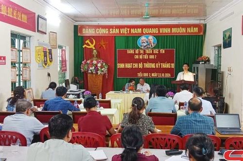 Đồng chí Trưởng ban Dân vận Tỉnh ủy dự sinh hoạt tại Chi bộ tiểu khu 2, thị trấn Bắc Yên