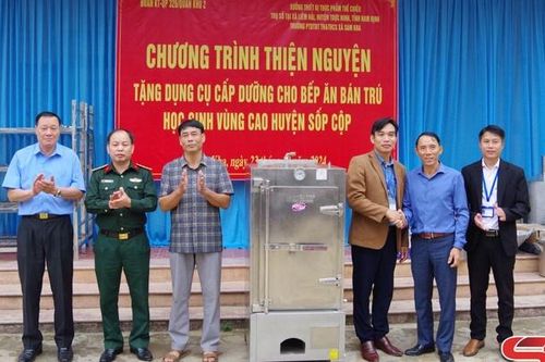 Hỗ trợ nhiều đồ dùng cho bếp ăn bán trú ở xã Sam Kha