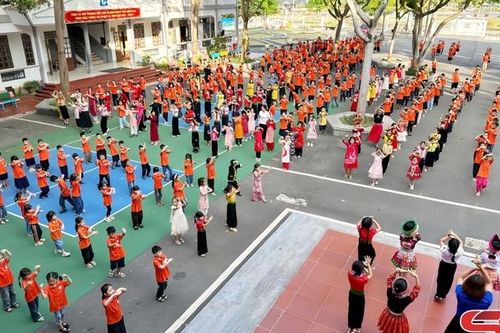 Ngoại khóa múa 'Vũ điệu kết đoàn'