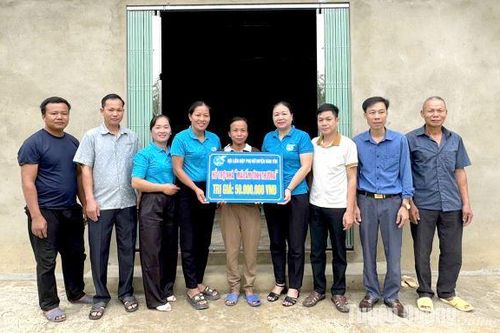 Trao nhà Mái ấm tình thương cho phụ nữ nghèo xã Yên Thuận