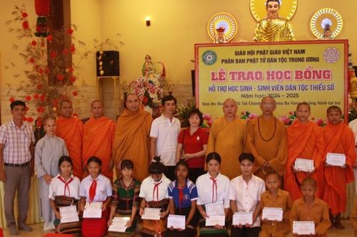 Bình Phước: Trao học bổng cho học sinh, sinh viên dân tộc thiểu số và bàn giao nhà Đại đoàn kết