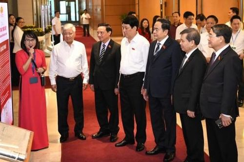 Chủ tịch nước và Chủ tịch Quốc hội tham quan Triển lãm 'Nhật báo Quốc hội với Tổng tuyển cử đầu tiên (6/1/1946)'