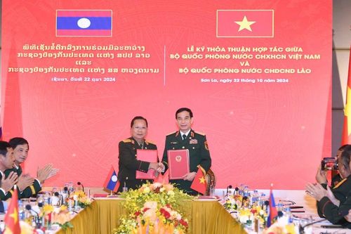 Bộ trưởng Quốc phòng Việt Nam hội đàm với Bộ trưởng Quốc phòng Lào