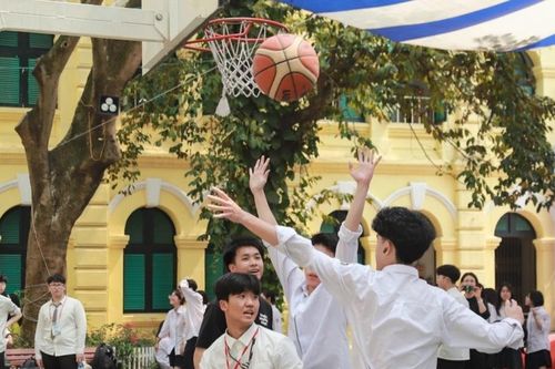 Siết chặt sử dụng điện thoại trong lớp học: Sân trường đông vui, rộn ràng tiếng cười