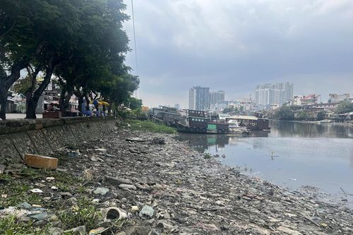 Quận 7 - TP HCM: Những bãi rác khổng lồ 'chảy' giữa lòng thành phố