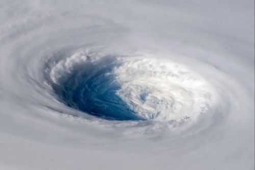 Bão Trà Mi áp sát Philippines gây thương vong, nhiều hoạt động trì trệ
