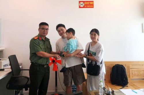 Du khách Hàn Quốc xúc động khi được Công an tìm kiếm trao lại hộ chiếu đánh rơi