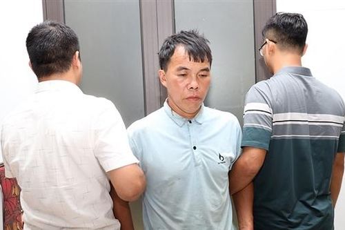 Bất ngờ với 'vị khách' cầm túi nilon đứng ven đường
