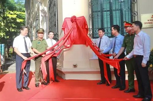 Gắn biển công trình trụ sở Công an quận Hoàn Kiếm