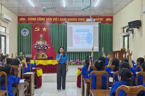Trường THPT Cù Huy Cận tổ chức buổi ngoại khóa với chủ đề 'Sức khỏe sinh sản vị thanh niên'