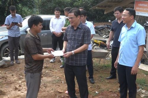 Giám đốc Công an tỉnh Vũ Hồng Quang dự sinh hoạt tại Chi bộ xóm Bản Diềm (Bảo Lâm)