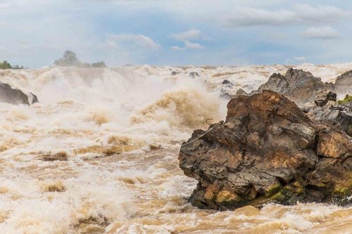 Đến Lào khám phá vẻ đẹp kỳ vĩ của dòng thác rộng nhất Đông Nam Á