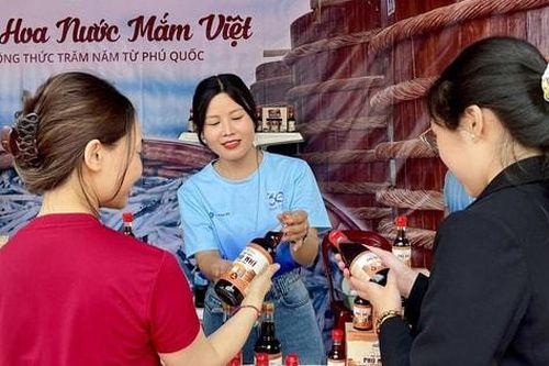 Tôn vinh nước mắm truyền thống Việt trên bàn ăn thế giới