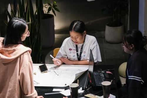 Cà phê xuyên đêm - không gian yêu thích của giới trẻ nhưng chứa nhiều hệ lụy tiềm ẩn