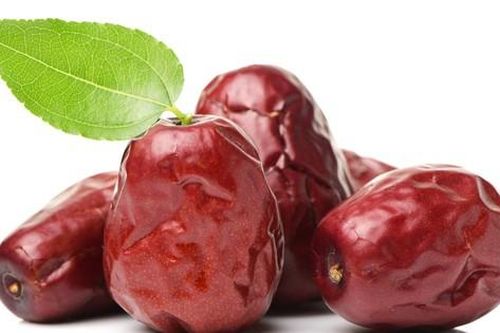 Nên dùng táo đỏ tươi hay khô?