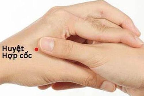 Xoa bóp bấm huyệt giảm đau, hỗ trợ giấc ngủ cho người nhiễm HIV/AIDS