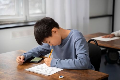 Con bị điểm kém, cha mẹ nên làm gì?
