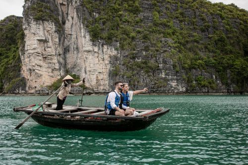 Nghịch lý Hạ Long, Sa Pa
