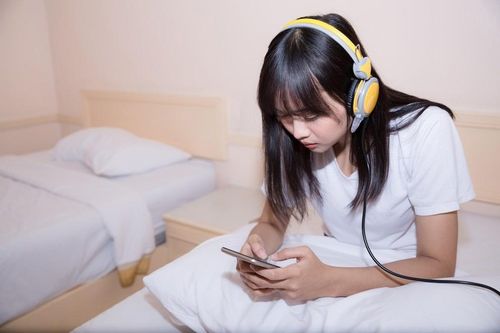 Sinh viên đại học cứ rảnh là lại nằm nhà lướt Facebook, TikTok?