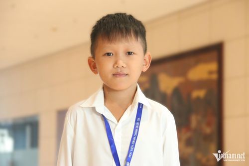 Sinh viên tí hon mồ côi mẹ, đến trường bằng gánh rau của bà