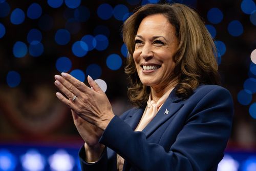 Bà Harris ca ngợi 'cuộc gọi 911' từ phụ tá của ông Trump