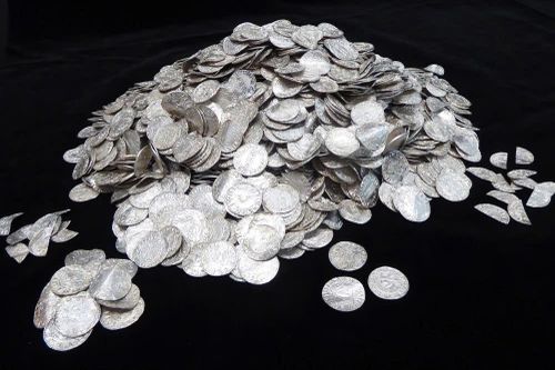 Kiếm được 5 triệu USD nhờ tìm thấy những đồng bạc cách đây 1.000 năm