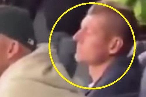 Kroos ngủ gật khi xem Real Madrid