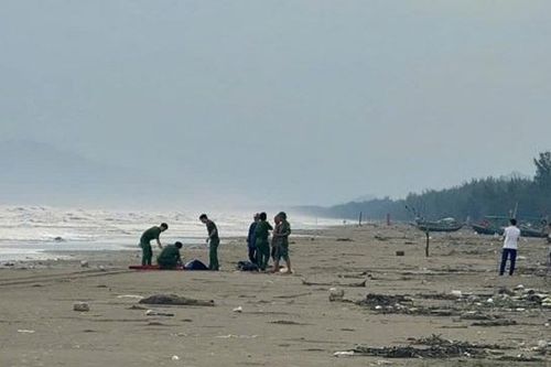 Hà Tĩnh: phát hiện thi thể hai nam sinh trôi dạt vào bờ biển