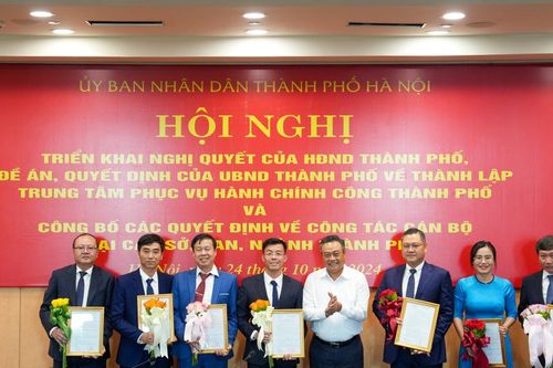 UBND TP Hà Nội công bố 7 quyết định về công tác cán bộ