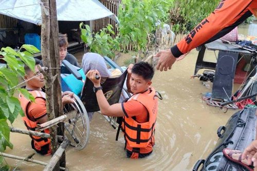 Bão Trà Mi chính thức đổ bộ vào Philippines, gió giật lên tới 160km/giờ