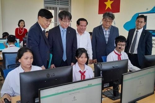 Trao tặng phòng máy tính hiện đại cho học sinh tại huyện Thanh Oai