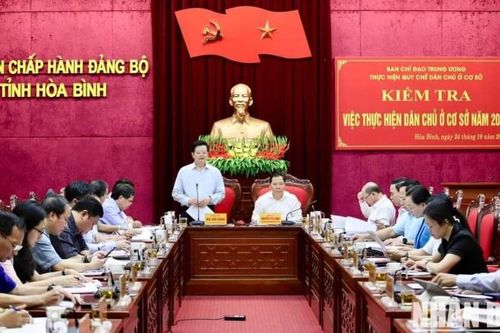 Trưởng Ban Dân vận Trung ương Mai Văn Chính làm việc tại Hòa Bình