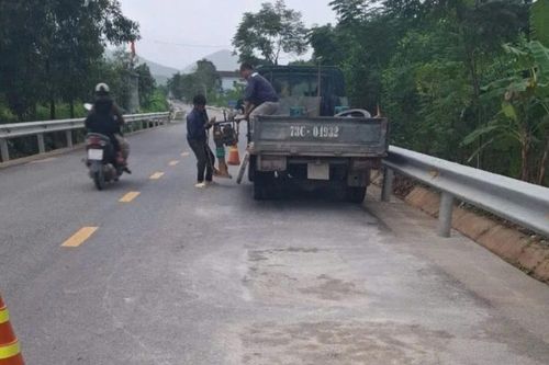 Vụ đường và cầu vượt lũ chưa bàn giao đã nứt: Nơi rốt ráo sửa chữa nơi bỏ không