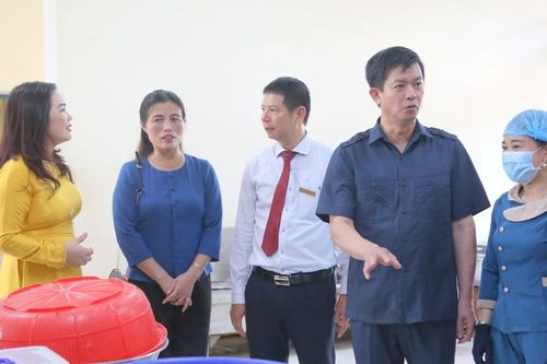 Cố gắng chăm lo tốt bữa ăn cho học sinh trường dân tộc nội trú