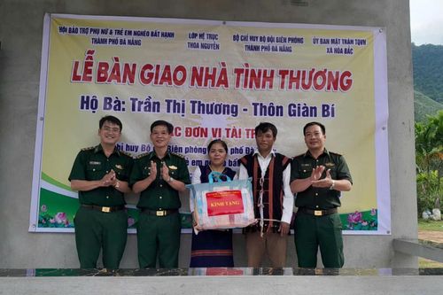 Bàn giao nhà Tình thương, nhà Đại đoàn kết cho gia đình khó khăn