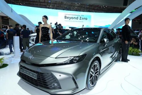Toyota Camry 2024 ra mắt khách Việt, thiết kế 'lột xác', nhiều công nghệ và lần đầu có bản hybrid