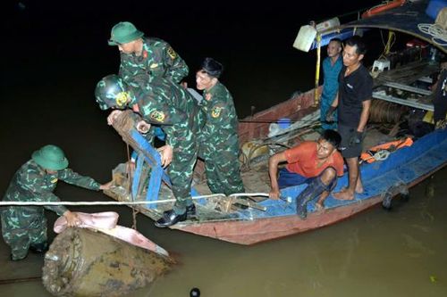 Trục vớt thêm một quả bom 'ngủ quên' nặng hơn 1,3 tấn gần cầu Long Biên