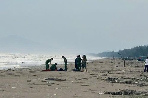 Hà Tĩnh: Thi thể hai nam sinh đuối nước trôi dạt vào bờ biển sau 2 ngày mất tích