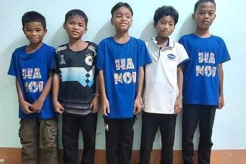 5 em học sinh dũng cảm lao xuống dòng nước chảy xiết cứu 2 em nhỏ bị cuốn trôi