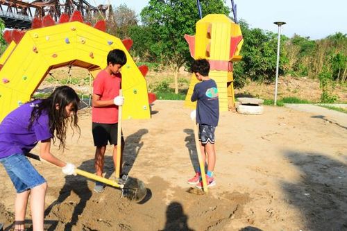 Du học sinh quốc tế chung tay tạo dựng cảnh quan Hà Nội sau bão số 3