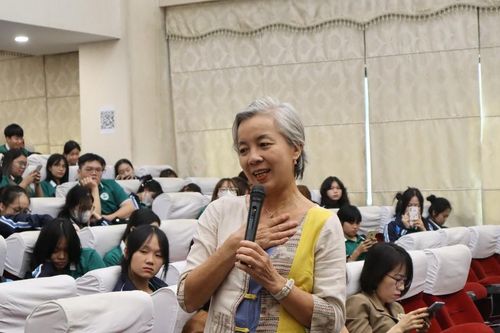 Hàng trăm sinh viên hào hứng trao đổi kiến thức về đa dạng giới